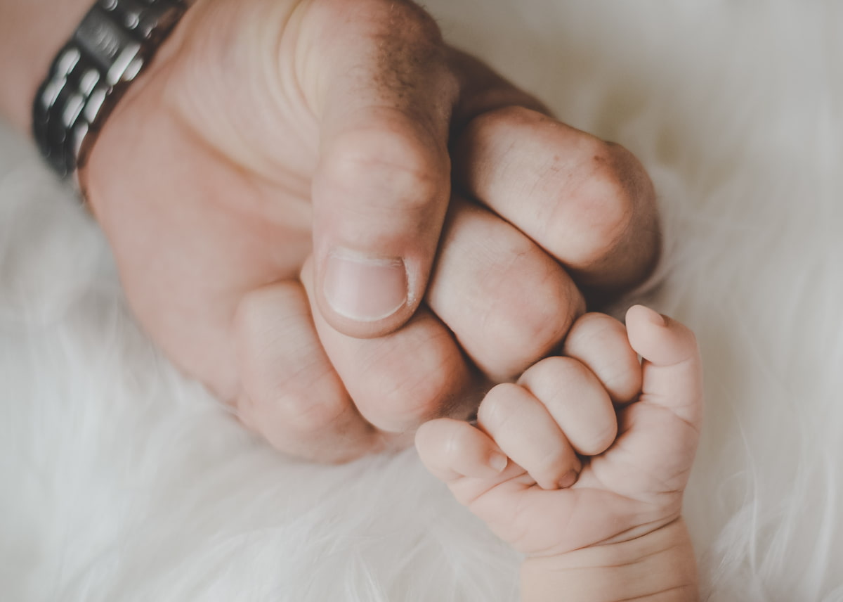 Adult fist vs child fist to illustrate the hand-fist model for measuring food.