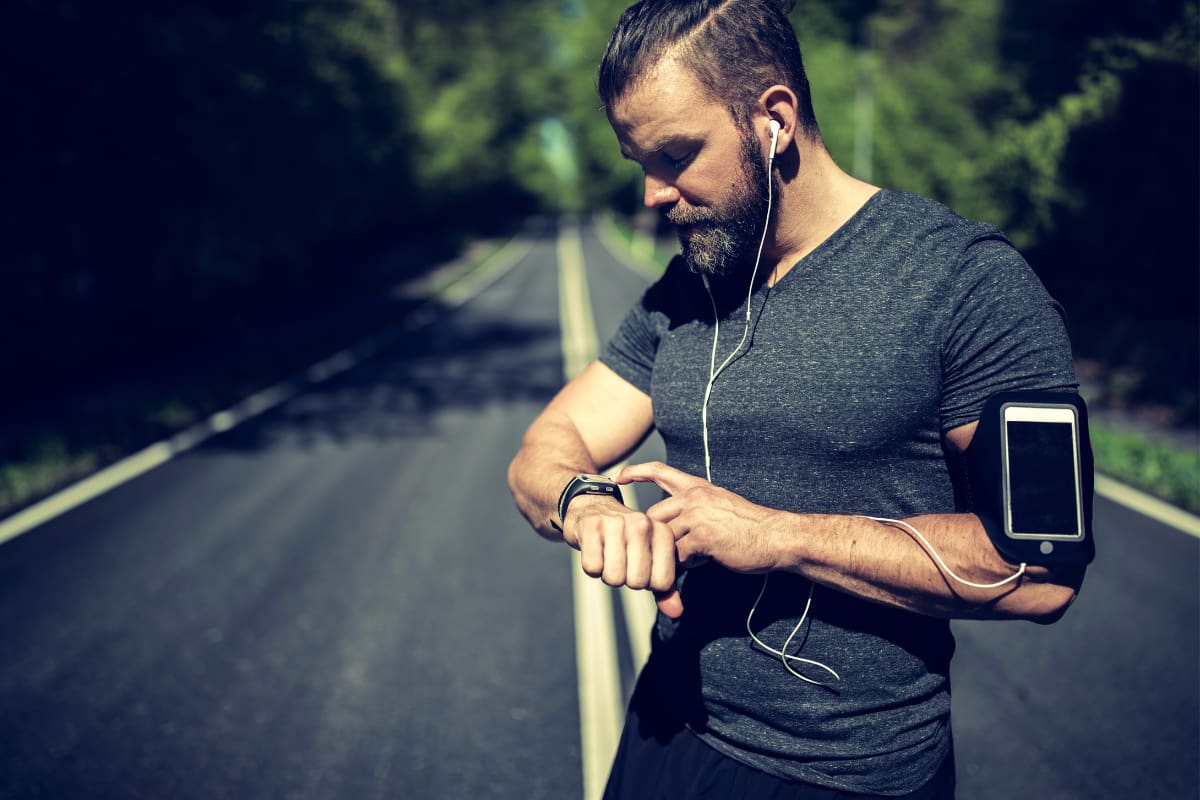 Man using his fitbit to track his daily calories